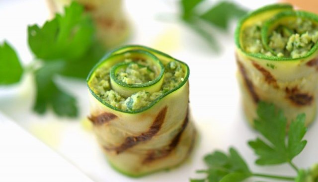 grilled-artichoke-pesto-zucchini-bites